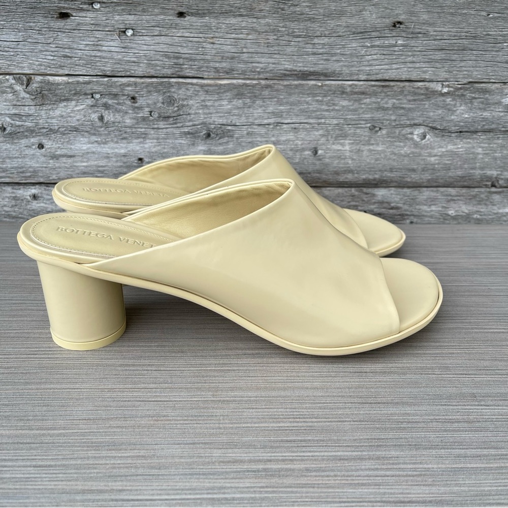 Bottega Veneta Atomic Leather Cylinder-Heel Mules - Picture 5 of 15